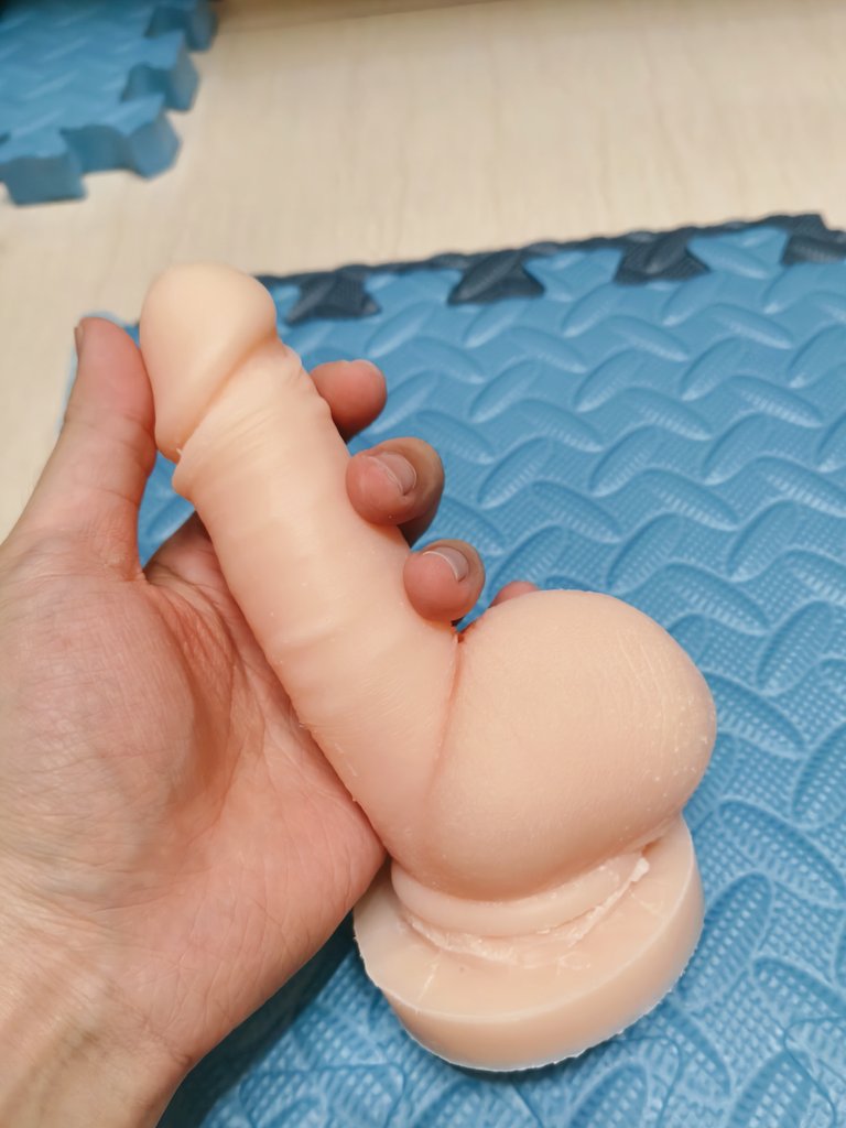 CH3721's tweet photo. 屌翻模紀錄
第二次才用的比較好
都吃威了還有點失敗
攪拌完海藻膠直接軟掉🤣
海藻膠沒用好，有一個洞
矽膠乾了之後還要修剪

還好有用紙杯作成底座
可以吸住地板好好玩
哈哈���哈哈 https://t.co/3UW5MW4bcN