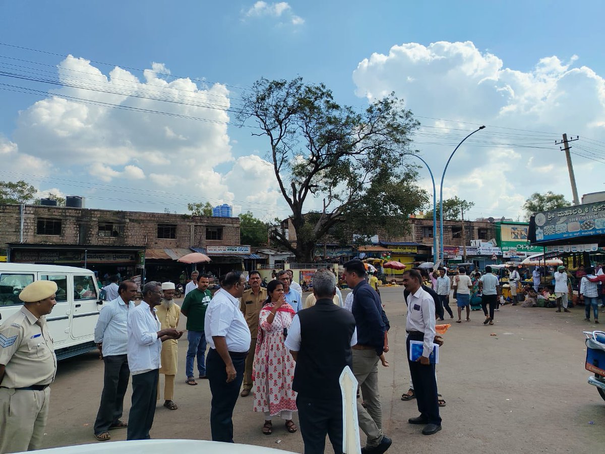 nw_krtc's tweet photo. ಇಂದು ಸಂಸ್ಥೆಯ ವ್ಯವಸ್ಥಾಪಕ ನಿರ್ದೇಶಕರು #ರಾಮದುರ್ಗ ಡಿಪೋ ಮತ್ತು ಬಸ್ ನಿಲ್ದಾಣಕ್ಕೆ ಭೇಟಿ ನೀಡಿ ಆವರಣವನ್ನು ಪರಿಶೀಲಿಸಿ ಬಸ್ ನಿಲ್ದಾಣದ ಸಮಗ್ರ ಸ್ವಚ್ಛತೆ & ಅಂತರರಾಜ್ಯ ಮಾರ್ಗದ ಬಸ್ಗಳು ನಿರಂತರವಾಗಿ ನಿರ್ವಹಿಸಲು & ಎಲ್ಲಾ ಸಣ್ಣ ದುರಸ್ತಿ, ನಿರ್ವಹಣಾ ಸಮಸ್ಯೆಗಳನ್ನು ಶೀಘ್ರವಾಗಿ ಕೈಗೊಳ್ಳಬೇಕೆಂದು ಅಧಿಕಾರಿಗಳಿಗೆ ಸೂಚಿಸಿದರು
#bustand https://t.co/e1NNGq8H16