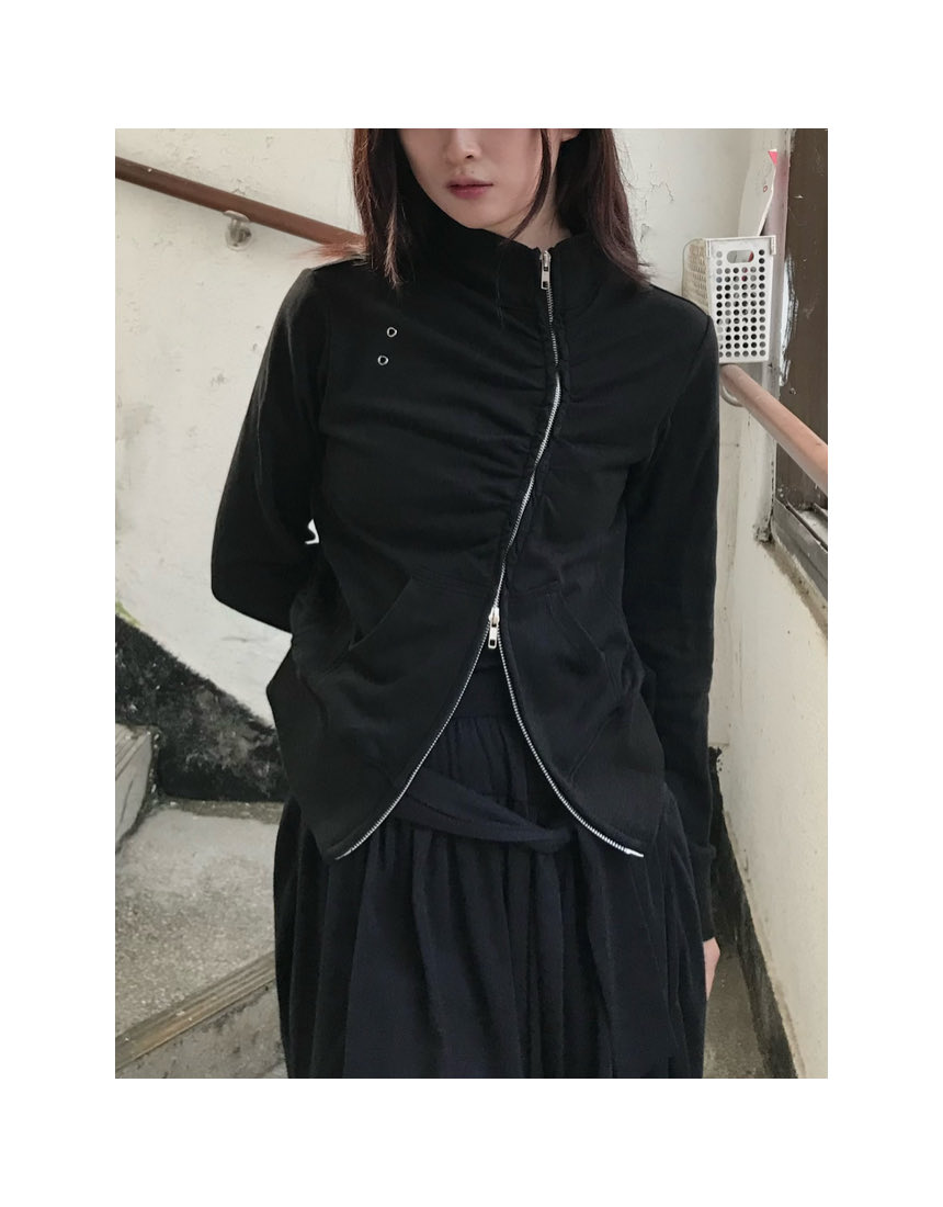 sujin_zip's tweet photo. 오.. 셔링 들어간 집업 봤는데 넘 유니크하다 예쁨 https://t.co/Y2IdbEdErS