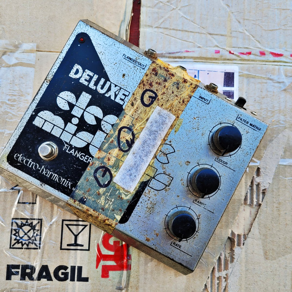 EfectosCluster's tweet image. La belleza del desgaste. 🎸✨ No es solo &quot;relic&quot;, es Wabi-Sabi: encontrar el alma en cada imperfección. En @EfectosCluster, amamos los pedales que cuentan historias.

¿Cuál es tu pedal más &quot;Wabi-Sabi&quot;? 👇

#WabiSabi #EfectosCluster #Pedales #VintageTone #Guitarra