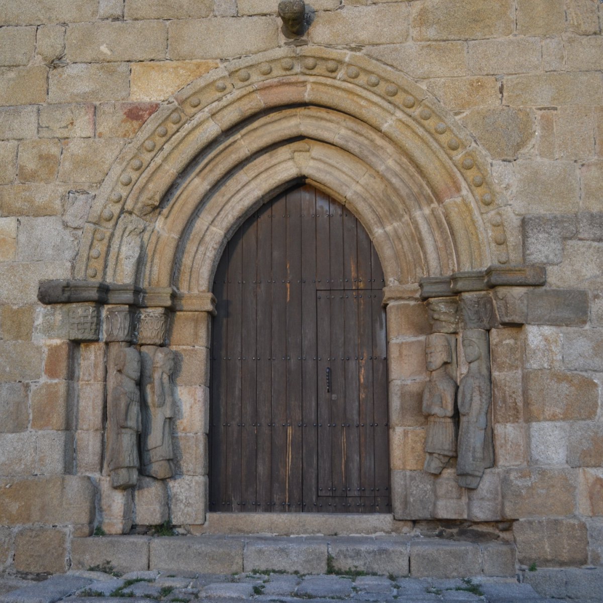 En la portada occidental de la Iglesia de Nuestra Señora del Azogue, en Puebla de Sanabria #Zamora , hay un elemento decorativo muy interesante. Se trata de dos parejas de estatuas-columna, siendo una de ellas muy curiosa, aparecen dos figuras coronadas y ricamente vestidas. ⤵️⤵️