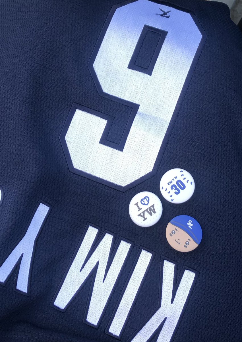 이날 알바 마치고 2시간이나 일찍 가는 바람에 자리에서 유니폼 덮고 자고 있었는데
핀버튼 나눔위치 올라오자마자 말벌 아저씨처럼 뛰어가서 받아왔더요..//💃🏻