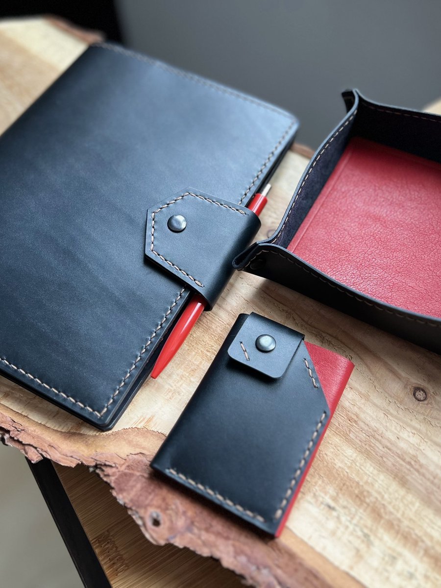 dpLeatherCraft's tweet image. Leathercraft DIY Gift Set 🎁
A set of 3 PDF patterns — Notebook Cover, Slim Card Holder &amp;amp; Organizer Tray. 
Perfect for personal projects or handmade gifts 🧵✨ 

🔗 Get the PDF patterns here: dpleathercraftstore.etsy.com/listing/167106… 

#Leathercraft #DIYLeather #LeatherPatterns #HandmadeGifts