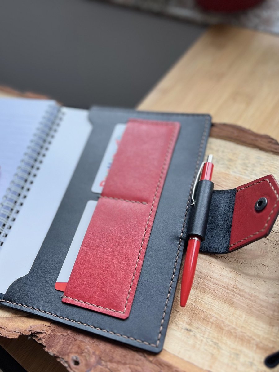 dpLeatherCraft's tweet image. Leathercraft DIY Gift Set 🎁
A set of 3 PDF patterns — Notebook Cover, Slim Card Holder &amp;amp; Organizer Tray. 
Perfect for personal projects or handmade gifts 🧵✨ 

🔗 Get the PDF patterns here: dpleathercraftstore.etsy.com/listing/167106… 

#Leathercraft #DIYLeather #LeatherPatterns #HandmadeGifts