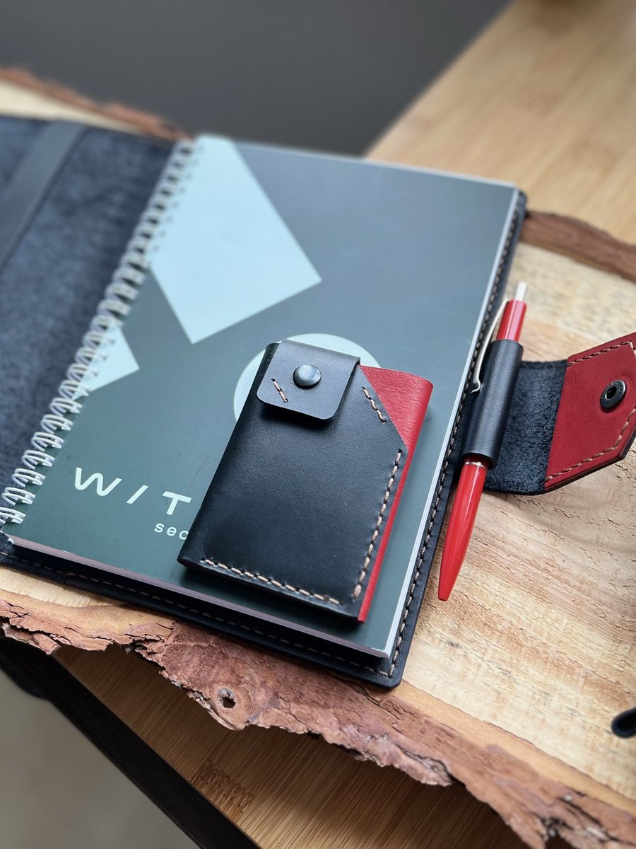 dpLeatherCraft's tweet image. Leathercraft DIY Gift Set 🎁
A set of 3 PDF patterns — Notebook Cover, Slim Card Holder &amp;amp; Organizer Tray. 
Perfect for personal projects or handmade gifts 🧵✨ 

🔗 Get the PDF patterns here: dpleathercraftstore.etsy.com/listing/167106… 

#Leathercraft #DIYLeather #LeatherPatterns #HandmadeGifts
