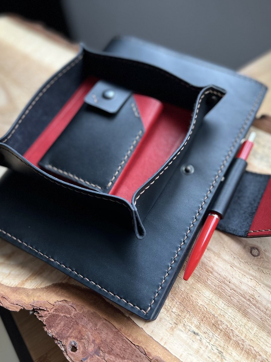 dpLeatherCraft's tweet image. Leathercraft DIY Gift Set 🎁
A set of 3 PDF patterns — Notebook Cover, Slim Card Holder &amp;amp; Organizer Tray. 
Perfect for personal projects or handmade gifts 🧵✨ 

🔗 Get the PDF patterns here: dpleathercraftstore.etsy.com/listing/167106… 

#Leathercraft #DIYLeather #LeatherPatterns #HandmadeGifts
