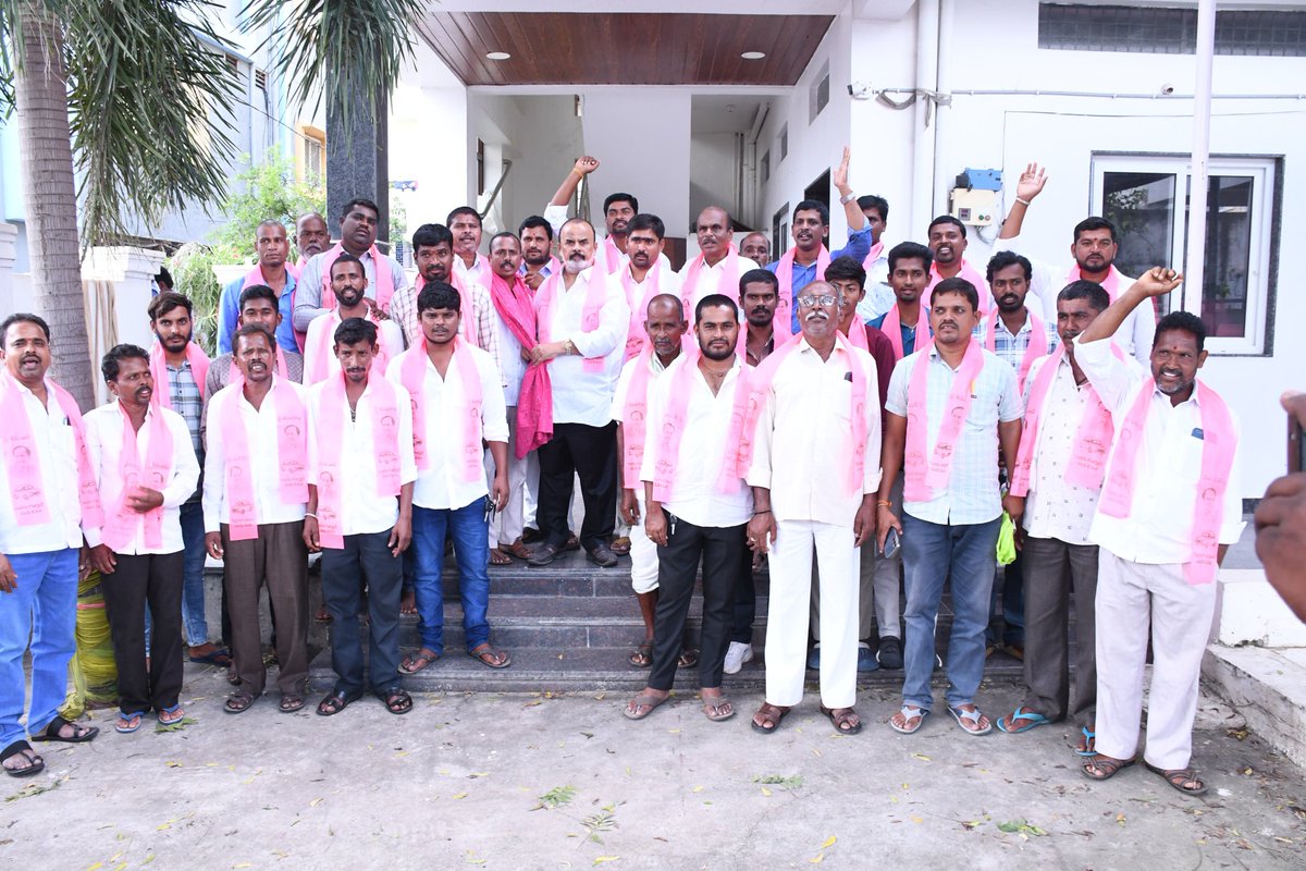 SunithaGongidi's tweet photo. యాదగిరిగుట్టలో ఆలేరు నియోజకవర్గం తుర్కపల్లి మండలానికి చెందిన దయ్యంబండ తండా, మంచిరోనిమామిళ్ల,బబ్లు తండా గ్రామాలకు చెందిన కాంగ్రెస్, బీజేపీ పార్టీలకు చెందిన నాయకులు,కార్యకర్తలు డీసీసీబీ మాజీ చైర్మన్ గొంగిడి మహేందర్ రెడ్డి గారి సమక్షంలో @BRSparty పార్టీలో చేరారు.
@KTRBRS @BRSHarish https://t.co/Uw8DFFgK2O