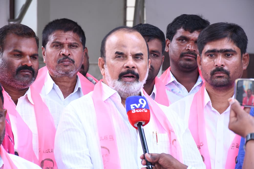 SunithaGongidi's tweet photo. యాదగిరిగుట్టలో ఆలేరు నియోజకవర్గం తుర్కపల్లి మండలానికి చెందిన దయ్యంబండ తండా, మంచిరోనిమామిళ్ల,బబ్లు తండా గ్రామాలకు చెందిన కాంగ్రెస్, బీజేపీ పార్టీలకు చెందిన నాయకులు,కార్యకర్తలు డీసీసీబీ మాజీ చైర్మన్ గొంగిడి మహేందర్ రెడ్డి గారి సమక్షంలో @BRSparty పార్టీలో చేరారు.
@KTRBRS @BRSHarish https://t.co/Uw8DFFgK2O