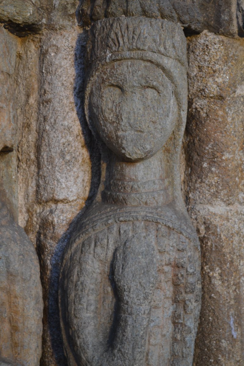 ¿Estaríamos ante la representación de unos monarcas? Por la época de construcción del templo (principios del S.XIII) podría tratarse de Alfonso IX de León y Berenguela de Castilla. Este monarca otorgó una carta puebla en 1220 a la villa fomentando su desarrollo.