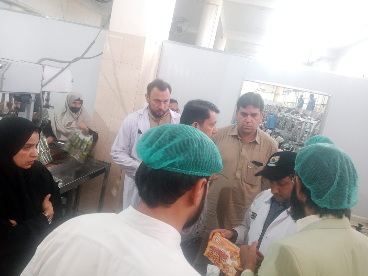 KPFoodAuthority's tweet photo. ہری پور: فوڈ سیفٹی ٹیم کا حطار انڈسٹریل اسٹیٹ میں واقع پاپڑ بنانے والے کارخانوں کا معائنہ۔ ائل کے سیمپلز لیکر موبائل لیبارٹری کے ذریعے ٹیسٹ کیے گئے۔ پاپڑ کے کارخانوں کو فوڈ سیفٹی کے اصولوں کے مطابق کرنے کے لئے ہدایات دی گئیں۔
#kpfsa #DCharipur #MobileLab #testing https://t.co/QGRFbivw7R