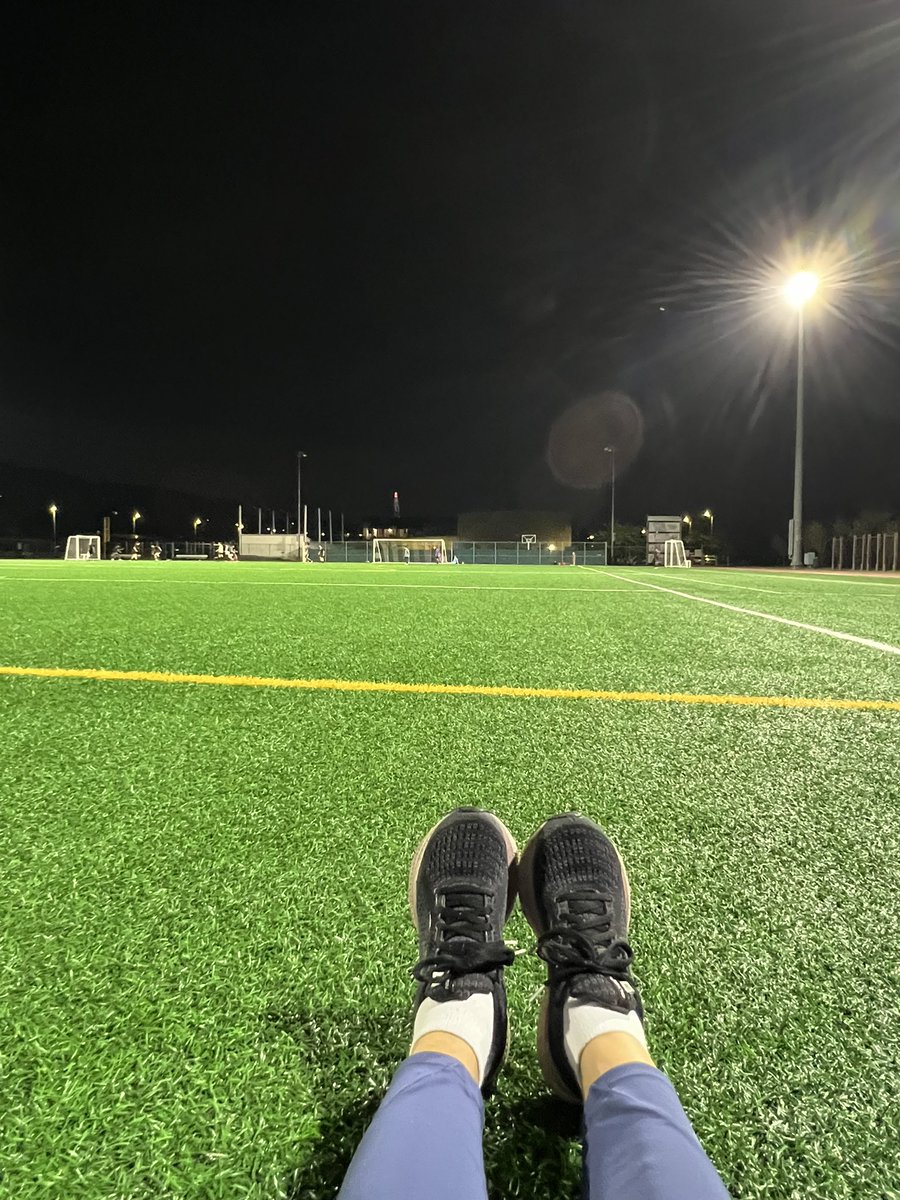 명절 뒤 몸살기운이 
스멀스멀.
나 자신과의 약속을
지키기 위하여
억지로 나갔다.
그리고 4킬로 넘게 천천히
걸었고 고운 달을 만났다.
힘들다고 누었으면
저 달을 보지 못했겠지.
잘했다. 나야.