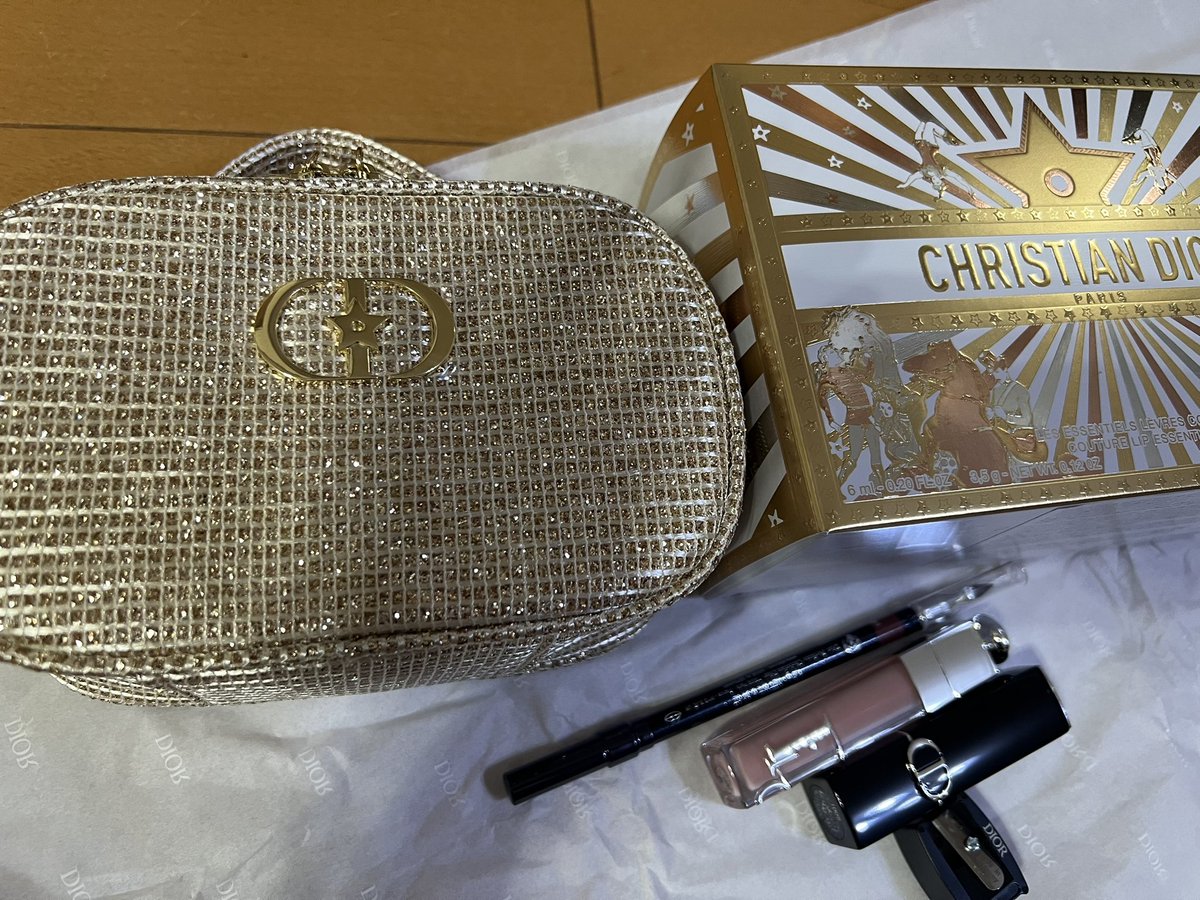 miwarmt's tweet photo. 今年のディオールホリデー可愛い過ぎる〜ギランギラン✨大さもスマホ、お財布、鍵、リップが余裕で入るのでチェーン通してバッグとして使う❣️リップも良い色❤️
バースデーギフトはジャドールのミニセット✨トランプは何なんだろう（笑）
#DIOR https://t.co/Zb4SzfMPDL