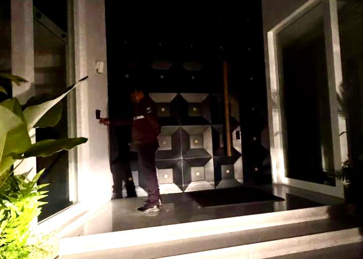 FiscaliaEcuador's tweet image. #AHORA | #Guayas: en el marco de una investigación por presunto #LavadoDeActivos contra 6 personas naturales y 5 jurídicas –iniciada con base en un Reporte de Operaciones Inusuales e Injustificadas (ROII)–, #FiscalíaEc lidera allanamientos en #Guayaquil y #Samborondón.