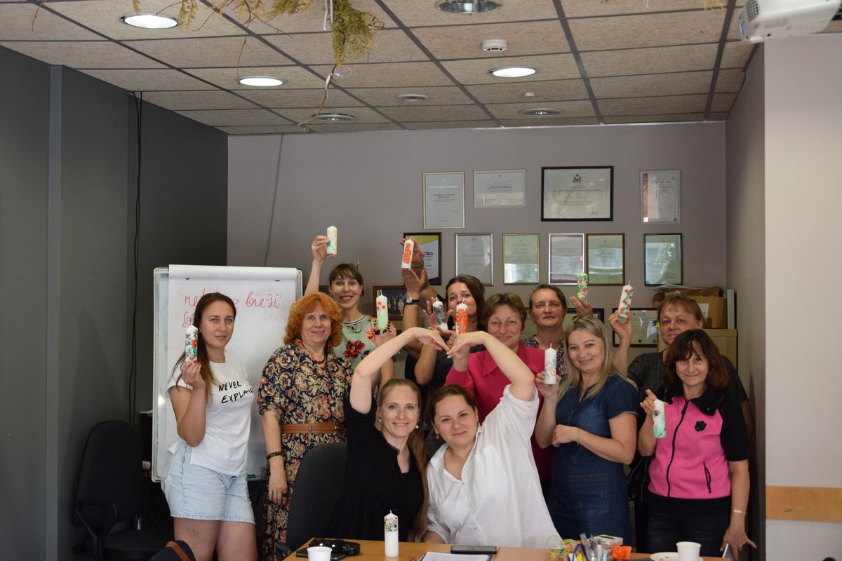 PatverumsDM's tweet image. Mākslas terapijas nodarbība ukraiņu sievietēm - sveču apgleznošanas darbnīcas formā.
🕯️Sasilda gan sveces liesma, gan kopābūšana un radoša nodarbība.
Projekts "Multidisciplinārā pieeja patvēruma meklētāju un bēgļu integrācijas procesā” sadarbībā ar ANO Bēgļu aģentūru @UNHCR_NE