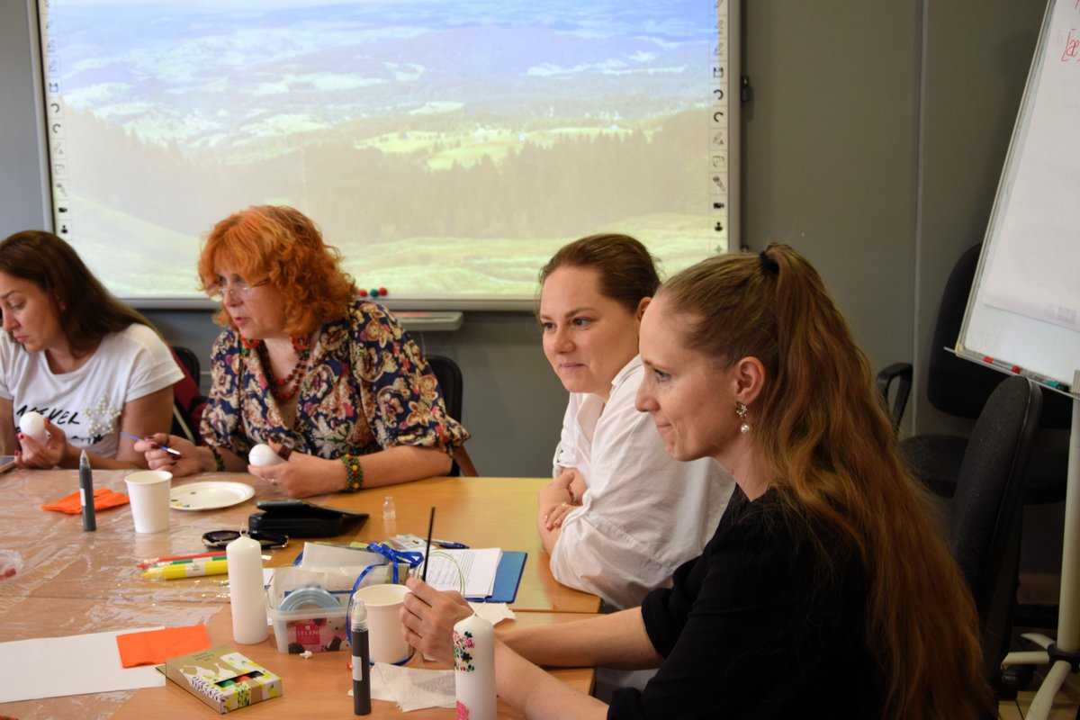 PatverumsDM's tweet image. Mākslas terapijas nodarbība ukraiņu sievietēm - sveču apgleznošanas darbnīcas formā.
🕯️Sasilda gan sveces liesma, gan kopābūšana un radoša nodarbība.
Projekts "Multidisciplinārā pieeja patvēruma meklētāju un bēgļu integrācijas procesā” sadarbībā ar ANO Bēgļu aģentūru @UNHCR_NE