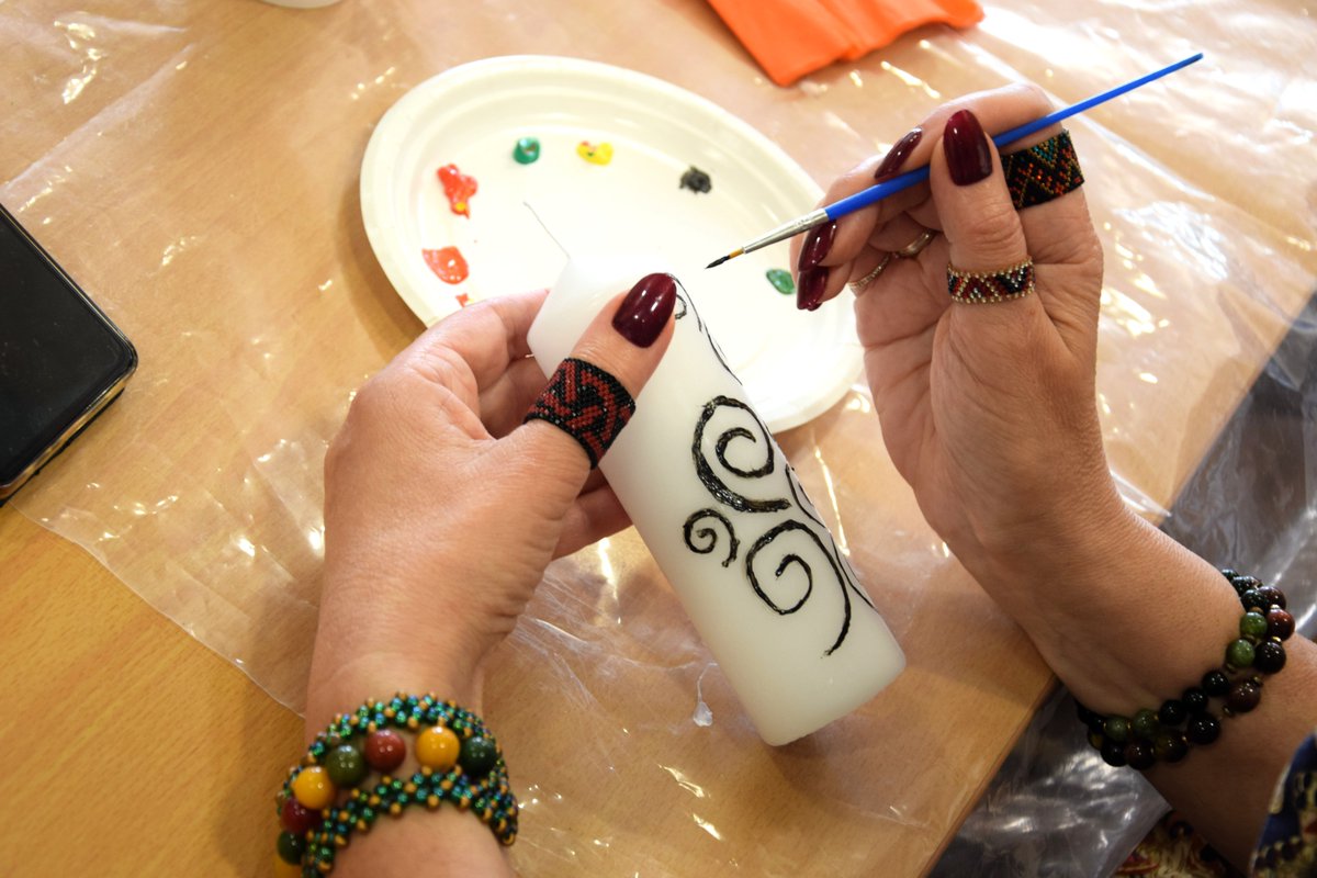 PatverumsDM's tweet image. Mākslas terapijas nodarbība ukraiņu sievietēm - sveču apgleznošanas darbnīcas formā.
🕯️Sasilda gan sveces liesma, gan kopābūšana un radoša nodarbība.
Projekts "Multidisciplinārā pieeja patvēruma meklētāju un bēgļu integrācijas procesā” sadarbībā ar ANO Bēgļu aģentūru @UNHCR_NE