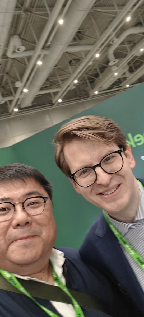 Wefie time at #UEGWeek! 🤳Nothing beats face-to-face connection! 🙌 <a href="/stevenbollipo/">Steven Bollipo</a> <a href="/IBS_Maastricht/">Daniel Keszthelyi MD PhD RFF</a>
<a href="/JustinWu12/">Justin Wu</a> <a href="/MagnusSimren/">Magnus Simren</a> <a href="/drkeithsiau/">Keith Siau</a>
—this is where real magic happens.
So grateful for this #UEGWeek crew! 🤝✨
#GItwitter #MedTwitter 👋😄
