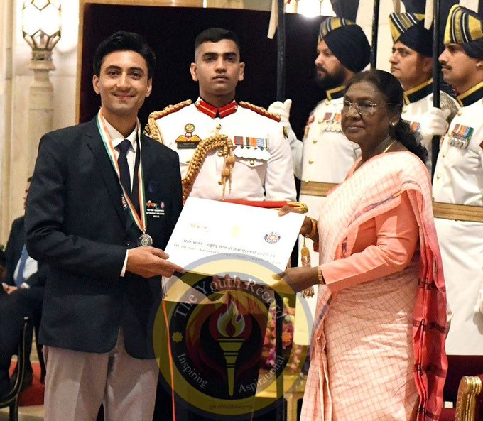 TalkJavid's tweet photo. Pride for Jammu &amp; Kashmir!  Mohammad Firdoos from SKUAST-K has been honoured with the MY Bharat NSS National Award 2022-23 by President Droupadi Murmu
at @rashtrapatibhvn for planting 2,450 saplings and leading 14 health camps for rural welfare. 
#PrideForJammuAndKashmir https://t.co/jHqgZDrZbL