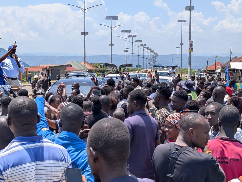 FDCOfficial1's tweet photo. FDC Presidential Candidate Nathan Nandala Mafabi arrives at Wanseko Town Council, Buliisa District warmly received by supporters eager for change and progress. @NandalaMafabi @PatrickAmuriat  #Fixingtheeconomymoneyinourpockets https://t.co/tLfYCanYB5