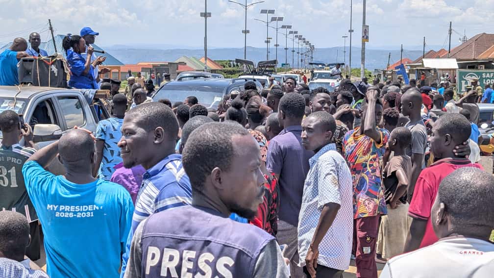 FDCOfficial1's tweet photo. FDC Presidential Candidate Nathan Nandala Mafabi arrives at Wanseko Town Council, Buliisa District warmly received by supporters eager for change and progress. @NandalaMafabi @PatrickAmuriat  #Fixingtheeconomymoneyinourpockets https://t.co/tLfYCanYB5