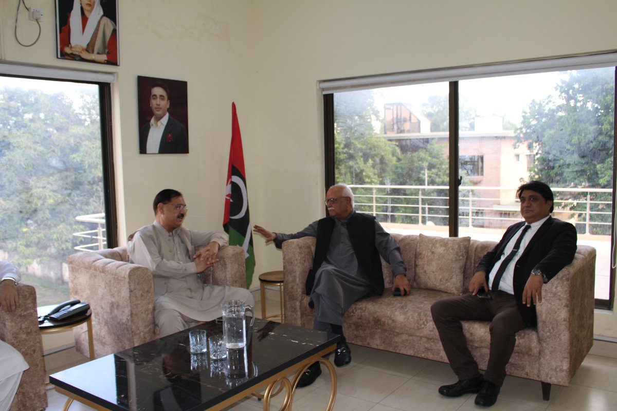 Pakistan People’s Party (PPP) Secretary General Muhammad Humayun Khan met with Senator Waqar Mehdi, Senator Masroor Ahsan, and Member of Sindh Assembly Ahmed Ali for detailed discussions on national and provincial political affairs, party matters, and organizational issues

Read