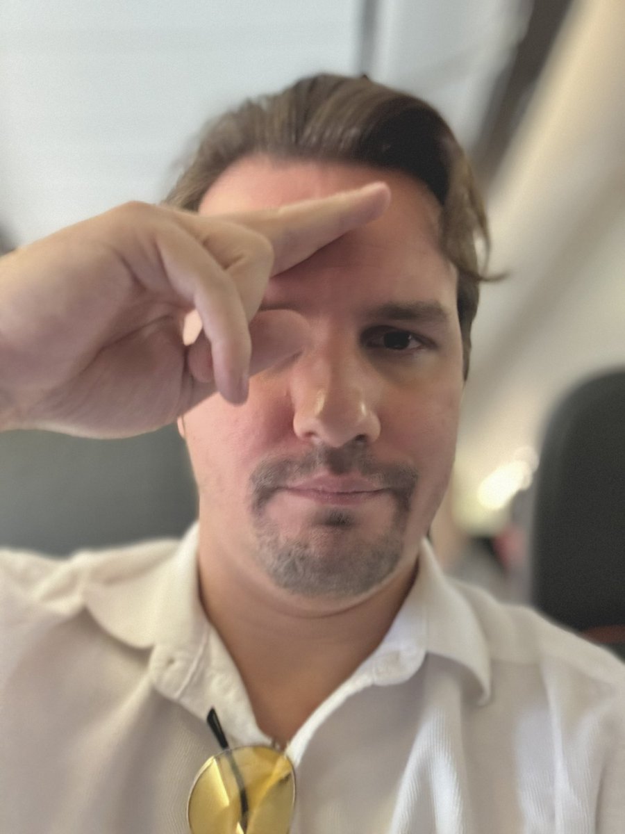 pttlucena's tweet photo. Ansioso pra ficar 6 horas na fila pra tirar foto com o Kojima. 

#BGS2025 https://t.co/NAerNlQSlr