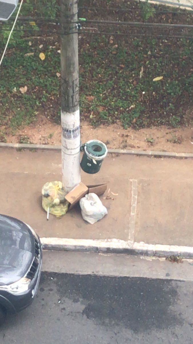 MarioMscv28's tweet photo. Subprefeitura de Vila Mariana @subvilamariana  .ausente na zeladoria da rua dos Democratas e Praça Mario Autuori. Lixo na rua há 10 DIAS. Vergonha. Estamos ignorados por essa administração. Prefeito ausente, subprefeito ausente. Vamos cantar parabéns de 10 dias para ele. https://t.co/SBRXz1bDfx