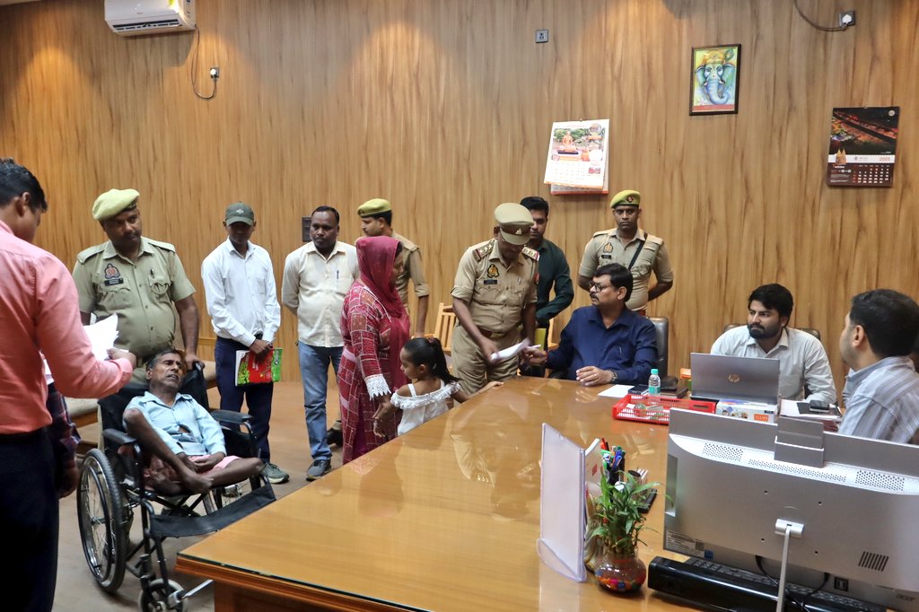 दिनांक 08 अक्टूबर 2025
जनसुनवाई में जिलाधिकारी ने सुनी 109 लोगों की शिकायतें
.
#हरदोई: आज कलेक्ट्रेट कक्ष में जन सुनवाई के दौरान जिलाधिकारी अनुनय झा ने आमजन की समस्याओं को सुना। जन सुनवाई मे आज कुल 109 शिकायते प्राप्त हुई, जिसके त्वरित निस्तारण के निर्देश सम्बन्धित को दिए।