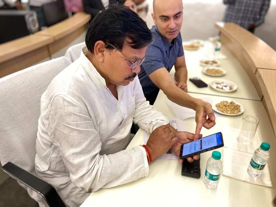 PradhumanGwl's tweet photo. जबलपुर प्रवास के दौरान, म.प्र. पूर्व क्षेत्र विद्युत वितरण कंपनी लिमिटेड में नेटवर्क ऑपरेशन एंड कमांड सेंटर (NOMC) का उद्घाटन किया।

यह अत्याधुनिक सेंटर अब स्मार्ट मीटरों के डेटा का विश्लेषण कर, उपभोक्ता की खपत, ट्रांसफॉर्मर और लाइन लॉस की रीयल टाइम जानकारी उपलब्ध कराएगा इससे हमारी बिजली आपूर्ति अधिक सुरक्षित, पारदर्शी और निर्बाध होगी। आपके सेवक का प्रयास है कि हर नागरिक तक स्मार्ट और भरोसेमंद बिजली सेवा पहुँच सके।