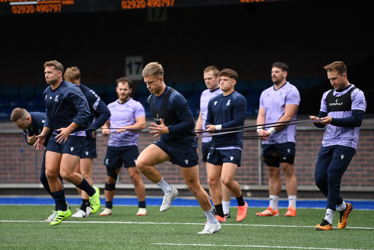 Cardiff_Rugby's tweet image. Back in training and passing on the knowledge 👏

#YmlaenCaerdydd | @LeighHalfpenny1