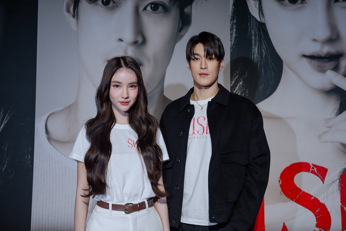 SECRET_Styled's tweet photo. เปิดโผ จักรวาลหนังใหม่! THAM STUDIO19 จัดใหญ่ "NEXT CHAPTER 2026" ขนทัพดารา-โปรเจกต์เด็ดเขย่าวงการ!
#เก้านพเก้า #number_9th
#นีน่า #กระทิงขุนณรงค์
#YoshiRinrada #THAMStudio
#Thamstudionextchapter
โรงหนังแทบแตก! เมื่อ THAM STUDIO19 ค่ายหนังสุดปัง ได้ฤกษ์เปิดตัวงานใหญ่แห่งปี ภายใต้ชื่องาน “THAM STUDIO’s NEXT CHAPTER 2026 : Close Encounter with RINRADA” เมื่อวันอังคารที่ 7 ตุลาคม 2568 ที่ผ่านมา ณ โรงภาพยนตร์ เอส เอฟ เวิลด์ ซีเนม่า เซ็นทรัลเวิลด์ ชั้น 8
.
งานนี้ไม่ธรรมดา เพราะแน่นขนัดไปด้วยเหล่าคนในแวดวงหนัง ทั้งผู้กำกับ นักแสดง พันธมิตรทางธุรกิจ เพจหนังตัวท็อป พร้อมด้วยแฟนๆ ที่ตามมาให้กำลังใจ และแน่นอนว่าขาดไม่ได้คือพี่ๆ น้องๆ สื่อมวลชนที่มาร่วมเก็บภาพความคึกคักตั้งแต่เริ่ม!
โดยก่อนงานจะเริ่มอย่างเป็นทางการ บรรดาสื่อมวลชนก็ได้สัมภาษณ์คนดังแบบใกล้ชิดบริเวณหน้า Backdrop นำทีมโดยปรมาจารย์ด้านบทภาพยนตร์อย่าง กอล์ฟ-ดร.สรรัตน์ จิรบวรวิสุทธิ์ ทีมผู้กำกับจากภาพยนตร์ อาร์ม-อาทิตย อาริยวงศ์ษา พร้อมทีมนักแสดงจากภาพยนตร์ฟอร์มดี "รินรดา" ไม่ว่าจะเป็น โยชิ-รินรดา ธุระพันธ์, กระทิง-ขุนณรงค์ ประเทศรัตน์, นีน่า-ณัฐชา เจสซิกา พาโดวัน , ต๊อกแต๊กพิซซ่ามูวี่-สุธิรจน์ ศรีเพ็ชร , แตงกวา-ชนันทิชา ชัยภา , ปุณ-ศิริปัญญา จันทิหล้า ผู้กำกับภาพยนตร์ EVIL BLOOD สุธรรม จีระศิลป์ ทีมผู้กำกับภาพยนตร์ ตารูเมนยัน ธีรคหเทพ อาริยวงศ์ษา , กานต์ธี โพธิดารา, ภัทรพงศ์ ไชยบาล, พันธ์เทพ ราวินิต,
.
และ ยังมีผู้จัดซีรีส์หน้าใหม่ไฟแรง เก้า-นพเก้า เดชาพัฒนคุณ พร้อมด้วยทีมนักแสดง "Soulmate’s The Series" ทีเจ-พิชญุตม์ อิทธิพลานุคุปต์ , ดอลล่าร์-พชร ปินตา , ชูตะ-ชูตะ เคียวตานิ , กิม-กนกกาญจน์ กันทาธรรม , ฟิวส์-ยศธร คำปิ่นคำ และ นักแสดงอีกมากมาย
.
ทันทีที่เข้าสู่โรงภาพยนตร์ จ๊ะ นธารา วชิรอนันต์ พิธีกรกล่าวต้อนรับทุกคนอย่างอบอุ่น พร้อมเผยถึงจุดประสงค์ของการจัดงานที่ตอกย้ำความมุ่งมั่นของค่าย จากนั้นก็เปิดตัวด้วย Showreel สุดอลังการของ Thamstudio19 เรียกเสียงฮือฮาได้ไม่น้อย
.
งานนี้ คุณกฤติญา อาริยวงศ์ษา ผู้ก่อตั้ง และ CEO Thamstudio19 ได้ขึ้นกล่าวเปิดงานอย่างเป็นทางการ ก่อนจะเผยลิสต์ 5 ผลงานใหม่
.
"หนังสือ ScriptBit" พร้อมเชิญ "คุณกอล์ฟ ดร.สรรัตน์ จิรบวรกุล" นักเขียนบทชื่อดัง มาร่วมพูดคุยถึงหนังสือที่ ทำสตูดิโอ ได้ทำการรวบรวมงานเขียนของ ดร.สรรัตน์ ที่ได้ถ่ายทอดความรู้ด้านการเขียนบทแบบเข้าใจง่ายและใช้ได้จริงจากโซเชียลเน็ตเวิร์คส่วนตัว รวมเล่มตีพิมพ์เป็นหนังสือเรียนเขียนบทสำหรับ Script Writer ถ่ายทอดองค์ความรู้เพื่อเป็นแนวทางและแรงบันดาลใจสำหรับนักเขียนบทหน้าใหม่ที่พร้อมก้าวเข้าสู่วงการบันเทิงไทยต่อไป
.
ภาพยนตร์ "Evil Blood" หนังเรื่องที่สองของปี 2026 จากค่ายทำสตูดิโอ โดยเป็นเรื่องราวของวิทยาศาสตร์การโคลนนิ่งโดยมีต้นแบบมาจากดีเอ็นเอของสิ่งน่าสะพรึงอื่นที่ไม่ใช่มนุษย์ จนความยุ่งเหยิงเกินคาดเดาได้เริ่มต้นขึ้น โดยผู้กำกับ โอม สุธรรม จีระศิลป์
.
ภาพยนตร์ "TARUMENYAN" ได้แรงบันดาลใจจาก สุสานของหมู่บ้านตรุนยันบนเกาะบาหลีของอินโดนีเซีย ซึ่งจะมีต้นไม้ชื่อตารูเมนยัน (Taru Menyan) นำมาสู่ภาพยนตร์สยองขวัญวัยรุ่น 4 เรื่อง จาก 4 ผู้กำกับ ธีรคหเทพ อาริยวงศ์ษา , กานต์ธี โพธิดารา, ภัทรพงศ์ ไชยบาล, พันธ์เทพ ราวินิต ที่จะเล่าเรื่องราวเขย่าขวัญต่างลำดับเวลาบนอาณาเขตของต้นไม้สุดหลอนแห่งนี้” ซึ่งอยู่ในช่วงกำลังพัฒนาบท
.
ซีรีส์ BL "SOULMATES เนื้อคู่ของผมเป็นผีครับ" แนว โรแมนติค-ดราม่า-ตลก เมื่อโชคชะตา... “ขีดให้คนตายมารักกับคนเป็น” บทสรุปสุดท้ายจะลงเอยเช่นไร มีความยาวจำนวน 8 ตอน ถึงคิวพิธีกรประกาศเปิดตัวทีมนักแสดง "Soulmate’s The Series" ที่มากันครบทีม พร้อมผู้จัดหน้าใหม่อย่าง เก้า นพเก้า ก็เรียกเสียงกรี๊ดอย่างล้นหลาม!
.
ต่อด้วย ไฮไลท์สุดฟิน! พรมแดง "รินรดา" และ Exclusive Pilot Screening
.
แล้วก็ถึงช่วงที่ทุกคนรอคอย! กับการเดิน Red Carpet เปิดตัวนักแสดงจาก ภาพยนตร์ "รินรดา" ผู้กำกับและทีมนักแสดงได้ขึ้นเวทีพูดคุยกับแขกผู้มีเกียรติ สื่อมวลชน และแฟนๆ อย่างใกล้ชิด ก่อนจะเปิดฉาย Official Pilot Rinrada ให้ชมเป็นครั้งแรกบนเวที
.
ปิดท้ายด้วยการรวมตัวของทัพคนสำคัญ ผู้บริหาร พันธมิตร ผู้กำกับ และนักแสดงทุกโปรเจกต์ขึ้นถ่ายภาพร่วมกัน ก่อนที่ทุกคนจะได้เข้าสู่โรงภาพยนตร์ที่ 8 เพื่อชม Official Pilot Rinrada แบบเต็มๆ และหลังชมจบ ผู้กำกับและนักแสดงก็กลับขึ้นเวทีเพื่อ ตอบคำถาม สื่อมวลชนและแฟนๆ อย่างเป็นกันเอง ถือเป็นการปิดฉากงาน “THAM STUDIO’s NEXT CHAPTER 2026: Close Encounter with RINRADA” ที่อัดแน่นด้วยคุณภาพและความตื่นเต้น!
.
ติดตามความเคลื่อนไหวและโปรเจกต์เด็ดๆ จากค่ายหนังคุณภาพ THAM STUDIO19 ได้ทุกแพลตฟอร์มโซเชียล