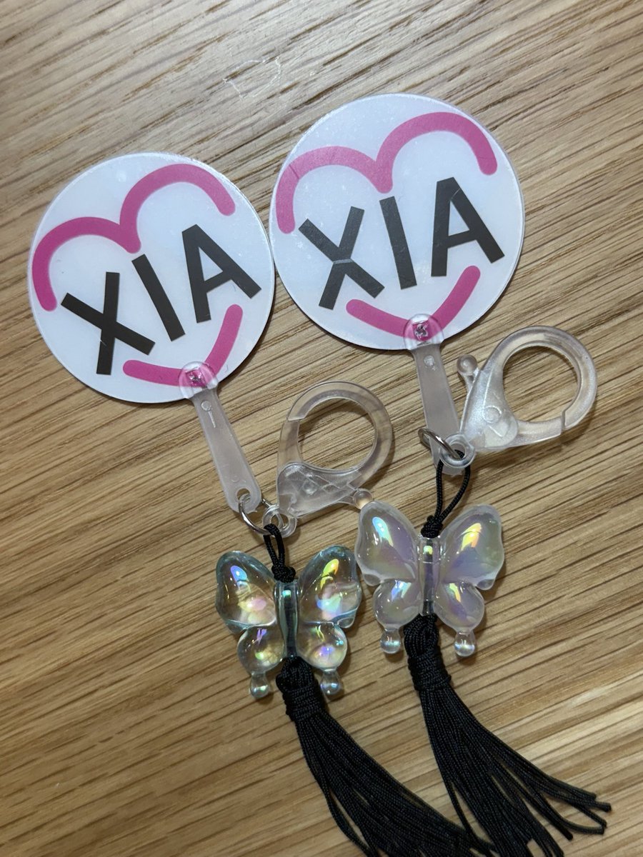 [나눔] 

💜6종부채키링💜
✨참고✨페스타 부채키링 고리는 많이 작아요
페스타 4컬러 / 볼빵빵 / 과자 
각 15개씩 정도 있습니다 
6종 중에 한개만 요청해주세요🥹

❣️인증 ❣️바이오or프롬300일이상
당일에 오셔서 보여주세요 (첫콘제외 3일간진행)

앞면 준수얼굴                        뒷면 시아