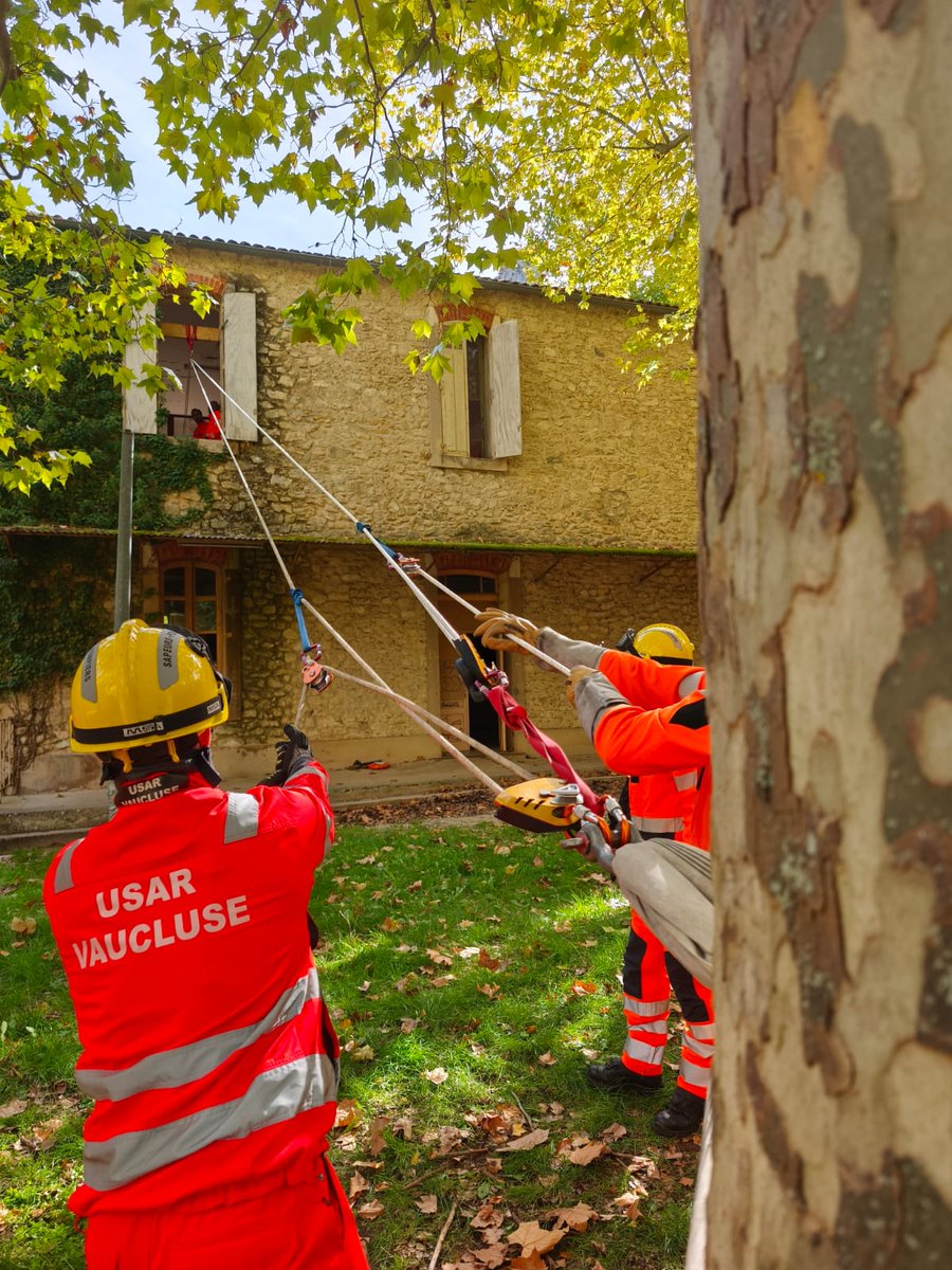 sdis84's tweet photo. #sauvetagedeblaiement #formation
Petit aperçu des ateliers de formation réalisés hier sur le secteur de #Buoux par nos #pompiers84 spécialisés #USAR : étaiement, tyrolienne…techniques et compétences particulières permettant de porter secours sur des interventions spécifiques https://t.co/QYV2aXLj1I