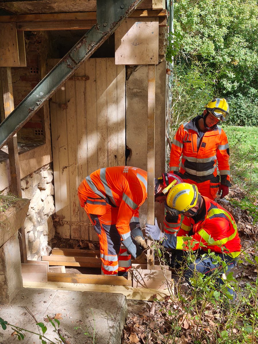 sdis84's tweet photo. #sauvetagedeblaiement #formation
Petit aperçu des ateliers de formation réalisés hier sur le secteur de #Buoux par nos #pompiers84 spécialisés #USAR : étaiement, tyrolienne…techniques et compétences particulières permettant de porter secours sur des interventions spécifiques https://t.co/QYV2aXLj1I