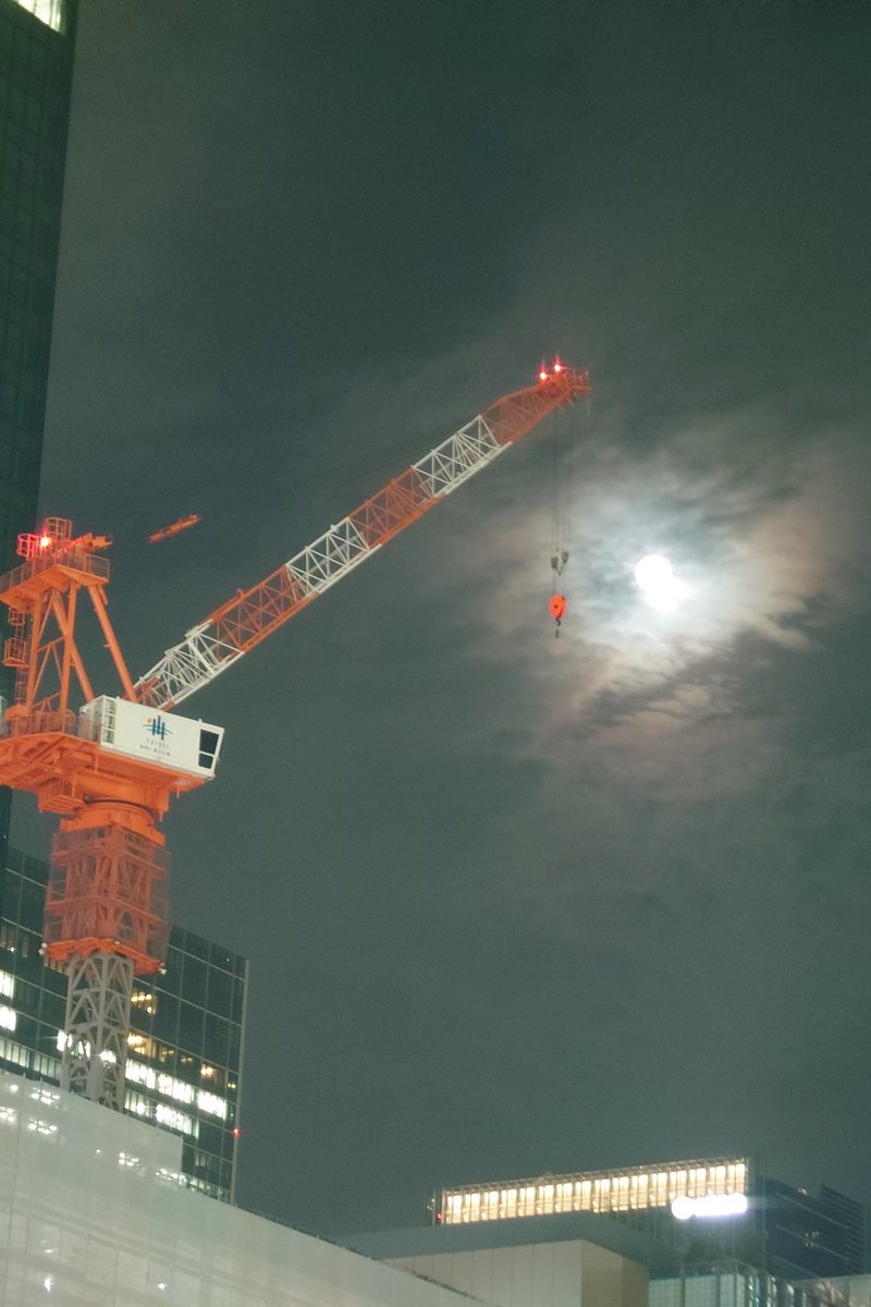 ayax5143's tweet photo. さっき東京駅歩いてたら、国民民主党の榛葉幹事長とすれ違った！！\(°∀° )/
YouTubeやXフォローしているせいか、知人レベルで近づこうとした自分が居た…(¯∇¯;)
陰ながら応援しています( *ˊᵕˋ)ﾉ

 #国民民主党
 #東京駅
 #榛葉幹事長
 #満月 https://t.co/Njsi210fCI