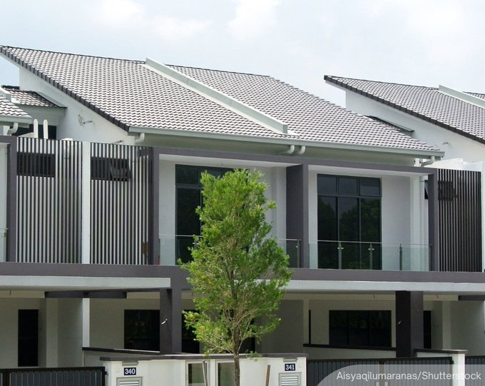 NewsBFM's tweet photo. Malaysians spent an average of RM5,566 monthly in 2024, mainly on housing, utilities, and dining out, according to DOSM.

The largest monthly household spending, averaging RM1,307, goes to housing, utilities, and fuels.

🧵1 https://t.co/GWn67jjGb2