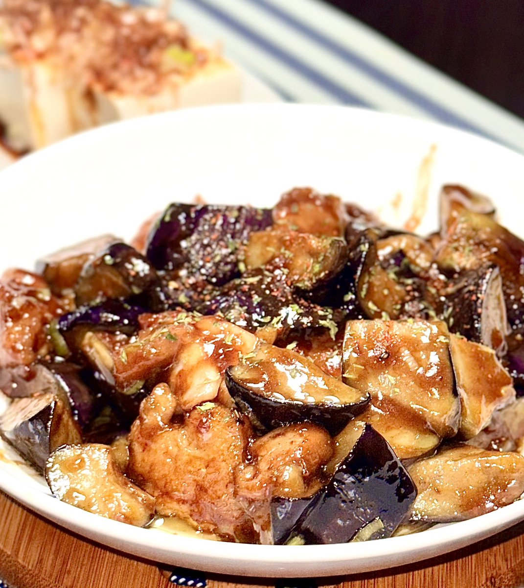 みなさんお疲れ様です🙇‍♂️

今日も茶色い料理🤎

鶏肉と茄子の香味醤油炒め🐔🍆
味が濃くてご飯が進む🍚🍚🍚