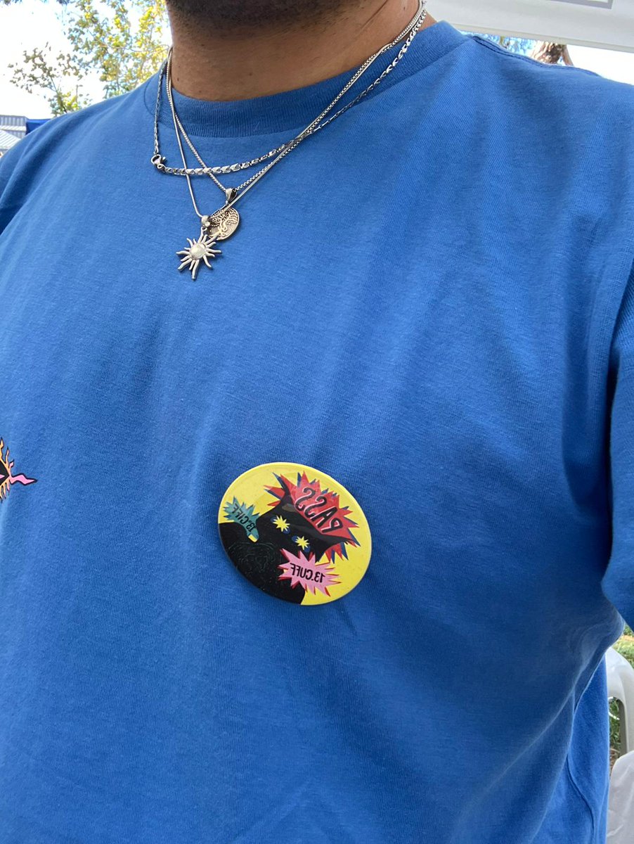 Tek bir Festival Pass ile 7 gün boyunca, 20–26 Ekim tarihleri arasında tüm film gösterimlerine, atölyelere, masterclass’lara ve söyleşilere katılabilirsiniz.
Üstelik pass sahiplerine özel, bu yılın temasıyla tasarlanmış kedili festival rozeti de sizi bekliyor.