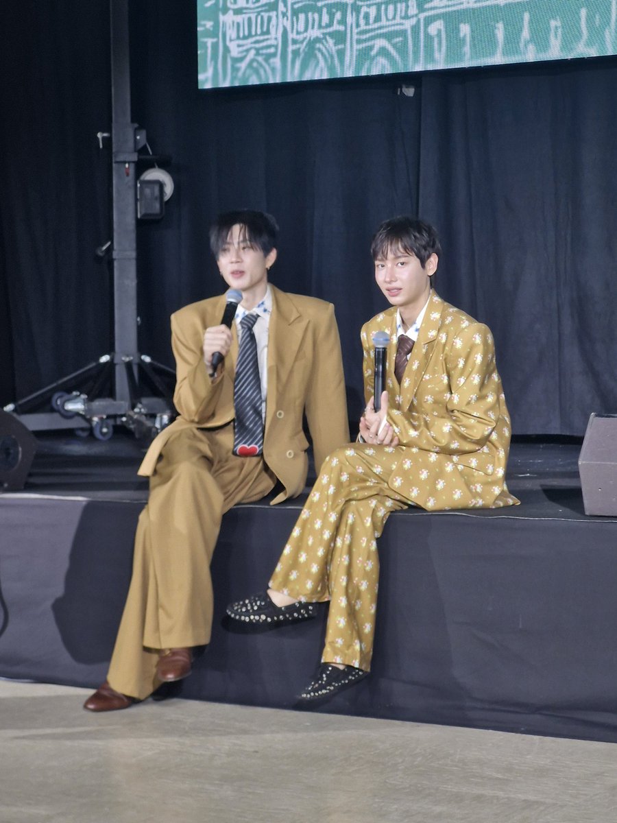 jumplings_'s tweet image. off's feet touching the ground while gun's just dangle in the air AJSJSJ

OFFGUN FM IN PARIS
 #OffGun1stFMinParis