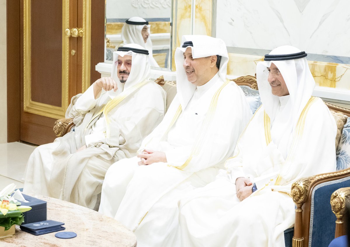 حضرة صاحب السمو أمير البلاد الشيخ مشعل الأحمد الجابر الصباح يستقبل بقصر بيان ظهر اليوم صاحب السمو الشيخ محمد بن زايد آل نهيان رئيس دولة الإمارات العربية المتحدة والوفد المرافق لسموه بمناسبة زيارته الأخوية للبلاد

- بحضور سمو ولي العهد الشيخ صباح خالد الحمد الصباح وسمو الشيخ أحمد