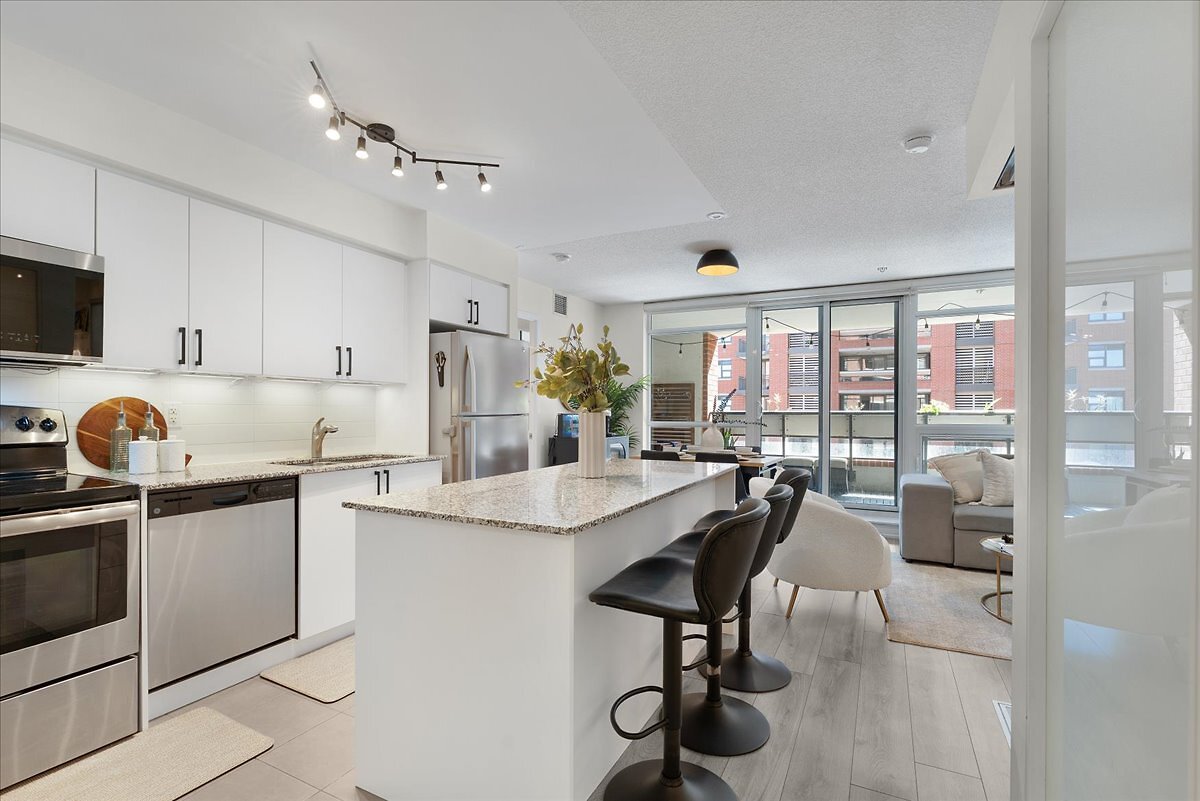 T0agent's tweet photo. Check this out! Rare terrace living in Midtown! Bright 2+Den at Treviso Condos with 885 square foot plus a private terrace and CN Tower views. Freshly updated with new kitchen cabinets, modern vanities, 2023 laminate flooring, .. https://t.co/TyS1sdnr9B https://t.co/qQP4wJjQVn