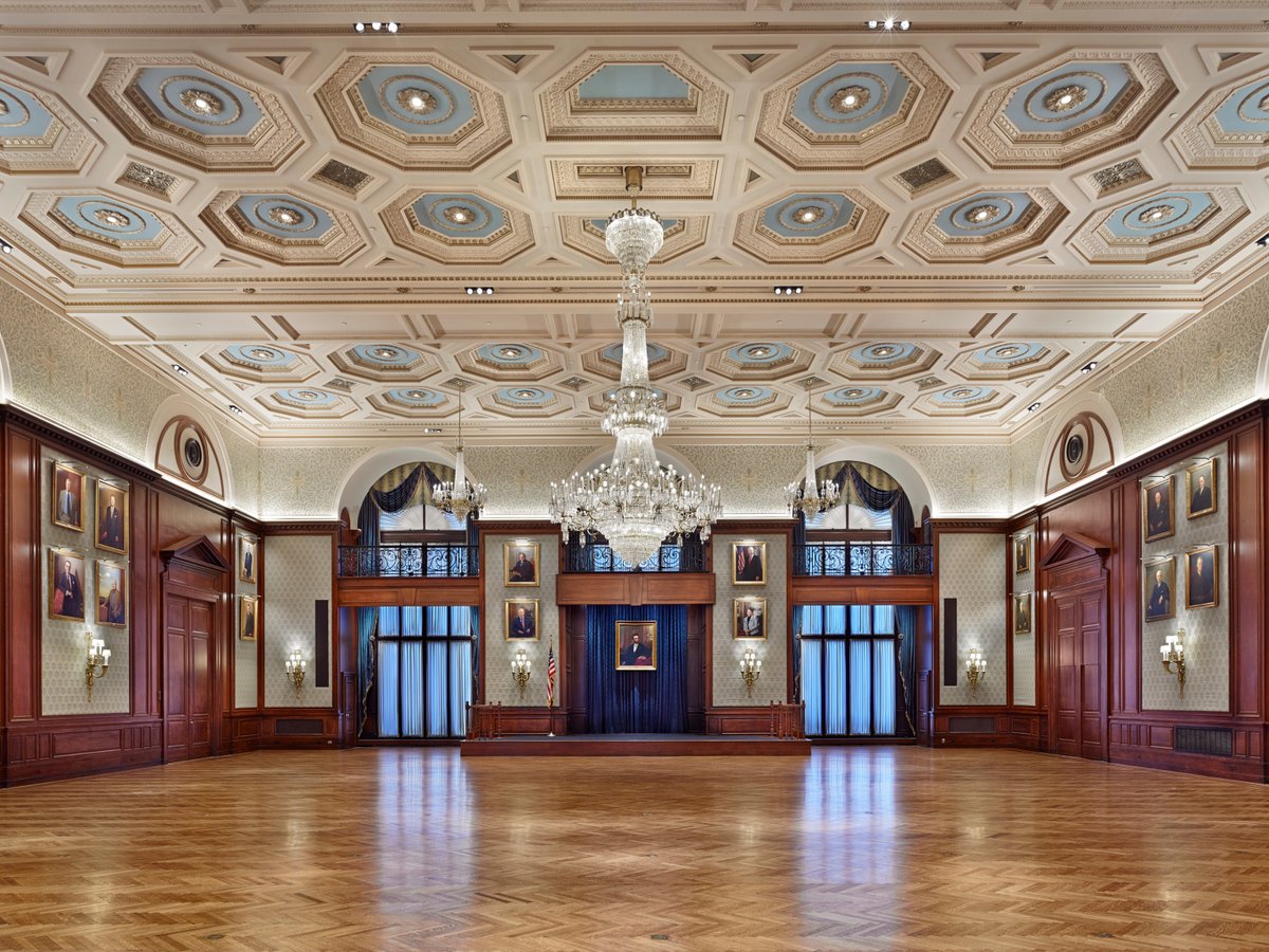 At the Union League of Philadelphia, we restored the historic decoration by the original architects, John Frasier and Horace Trumbauer in the Lincoln Ballroom. Our #decorativepainting and finishing work brought life to the newly constructed ceiling.

#NationalLandmark