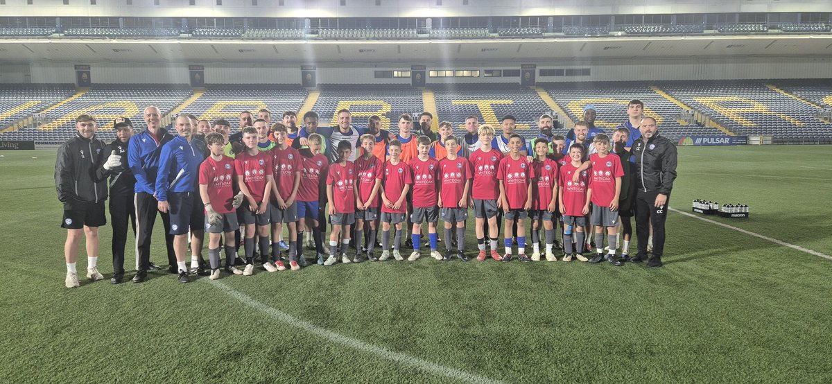 WorcesterCityFc's tweet photo. Last night our first team trained at Sixways alongside some of our youth teams.

Andrew Stampers u13s Blues
Rich Reeve’s u15s
George Bull's u11s
Danny Dunne's u13 whites

Fantastic to see our next generations enjoying their football and having pictures with the team

@WCFC_Pathway