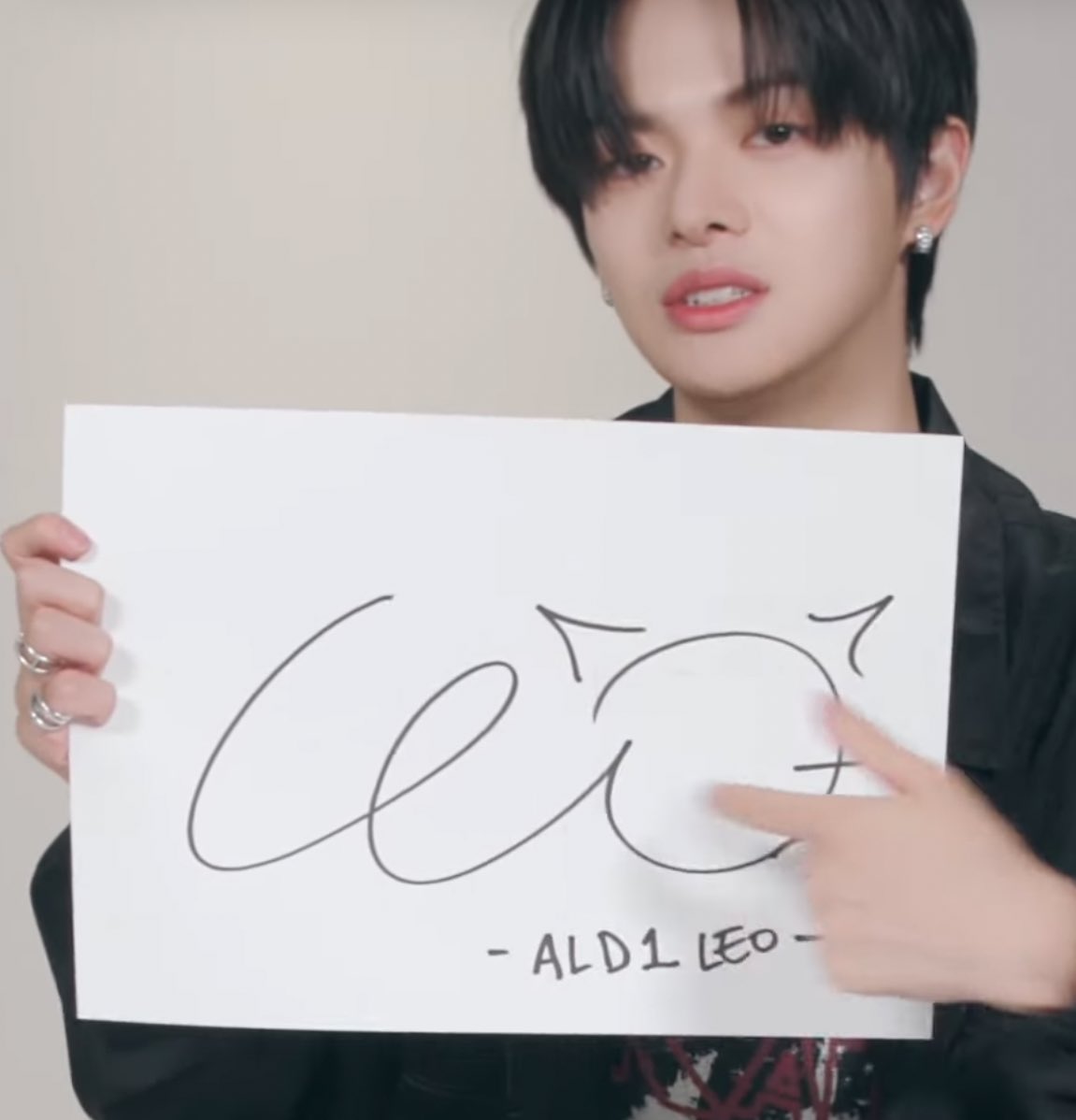 leozwsgd's tweet photo. HE CHANGED HIS SIGNATURE 😭😭😭😭😭😭😭😭😭😭😭😭😭😭😭😭😭😭😭 https://t.co/OaX6bsAq3M
