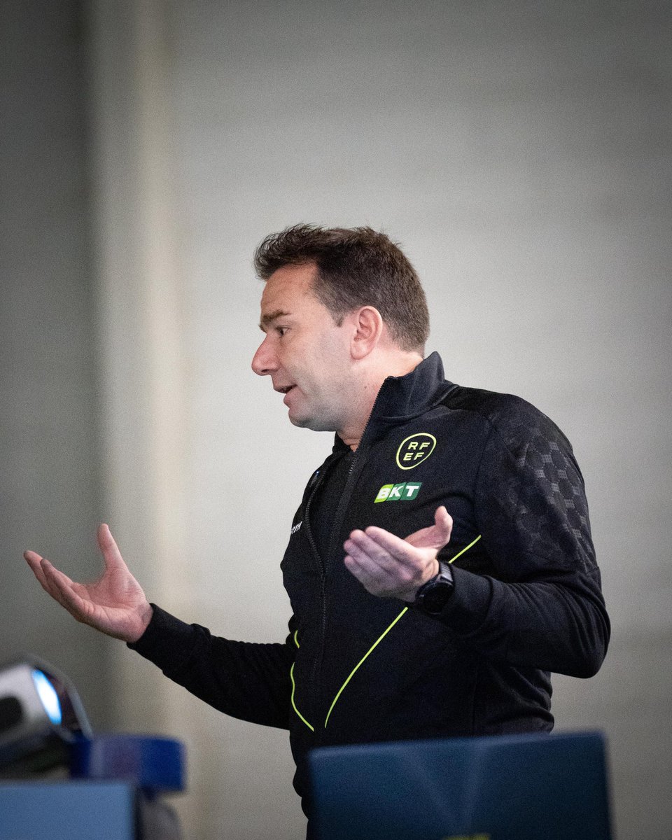 bekeeperacademy's tweet photo. 📚 Aprender también es parte del juego ⚽️

Hace unos días, @FutboxSantander y Be Keeper tuvimos el privilegio de recibir a José Antonio López Toca, exárbitro profesional y actual árbitro VAR, quien ofreció una charla formativa sobre las reglas del juego y el respeto en el fútbol. https://t.co/iNUJVqtmSh
