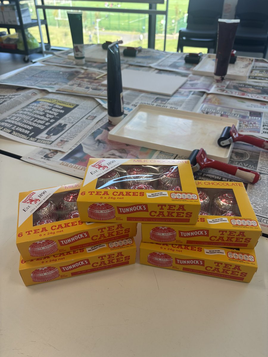 S1 have completed their teacake tartan prints inspired by Scottish Designer, Gillian Kyle. During the drawing and printing process S1 developed their focusing and resilience skills. They were all treated to a real Tunnock’s Teacake for their hard work! 😋 <a href="/wlwinchburgh_ac/">Winchburgh Academy</a>