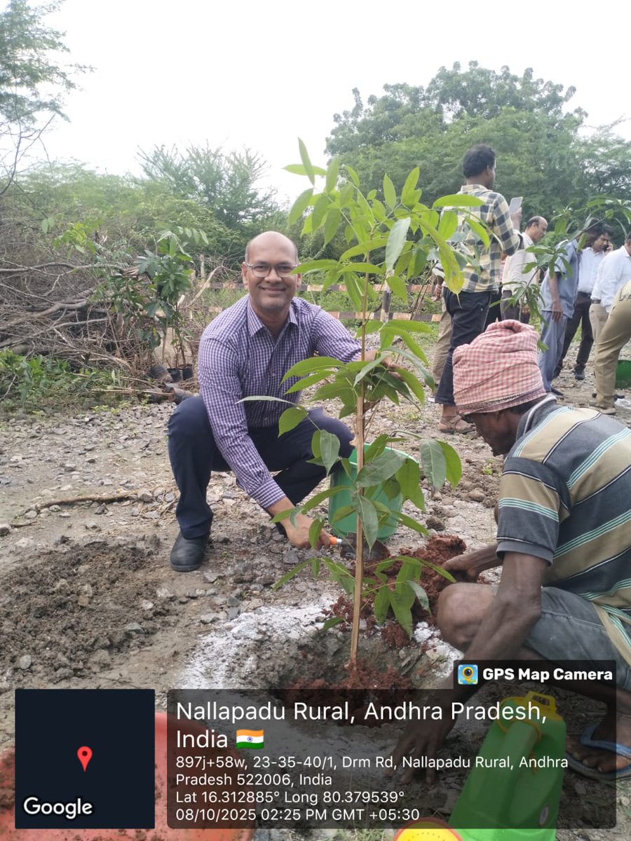 drmgnt's tweet image. 🌿Green Corridor Initiative 
As part of the #GreenCorridor and Beautification of Rail Vihar Colony Roads, DRM #Guntur led a tree plantation programme today.
The initiative aims to enhance greenery and create a #cleaner, healthier #environment within the colony premises. 🌳🌴