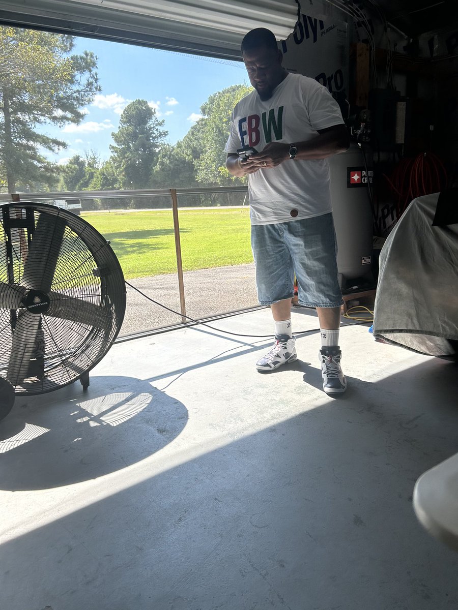 Some days it’s not about loud moves, just consistent ones 💯🎯 #Everybodyworkin #LifestyleBrand #EntrepreneurMindset