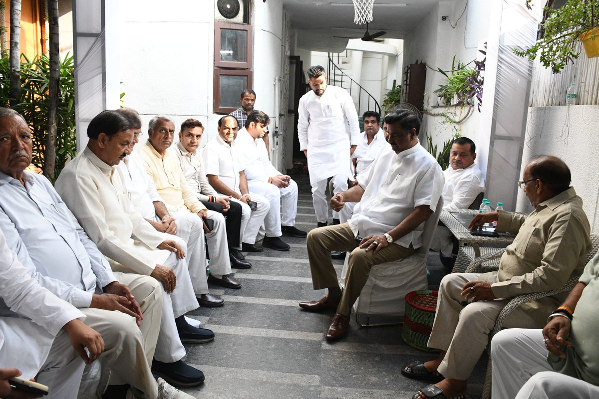 dr_maheshsharma's tweet image. नोएडा सेक्टर-61 निवासी पूर्व मंत्री श्री हरिश्चंद्र भाटी जी के पुत्र एवं नोएडा प्राधिकरण के डीजीएम स्व. श्री आशीष भाटी जी के दुःख़द निधन के पश्चात उनके पैतृक आवास पहुंचकर शोक संवेदनाएं व्यक्त की तथा ईश्वर से दिवंगत पुण्यात्मा को मोक्ष प्रदान करने हेतु प्रार्थना की।
ॐ शांति।