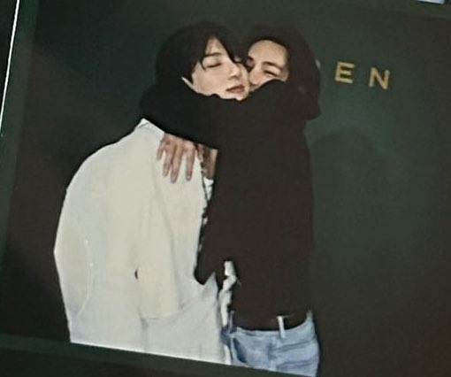 lilajothv's tweet image. เขินรูปนี้ชั้นไม่อยากให้หายจากหน้าทล.ที่สุดของกุกวีอิกีวี่นั่งยิ้มพี่จองกุกเอียงแก้มให้แท 😛